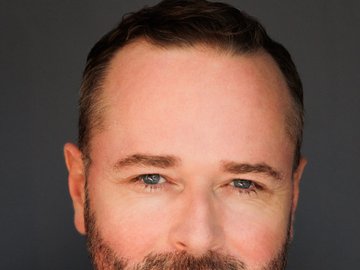 Headshot - Robbi James 2025